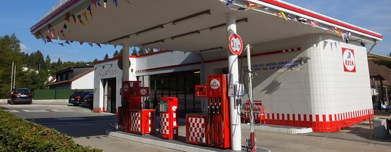 Die Tankstelle von außen im Retro-Stil