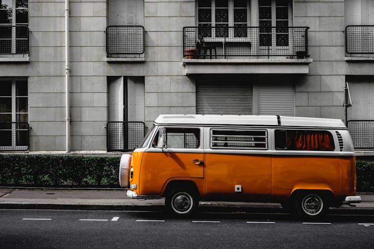 Orangener VW Bus