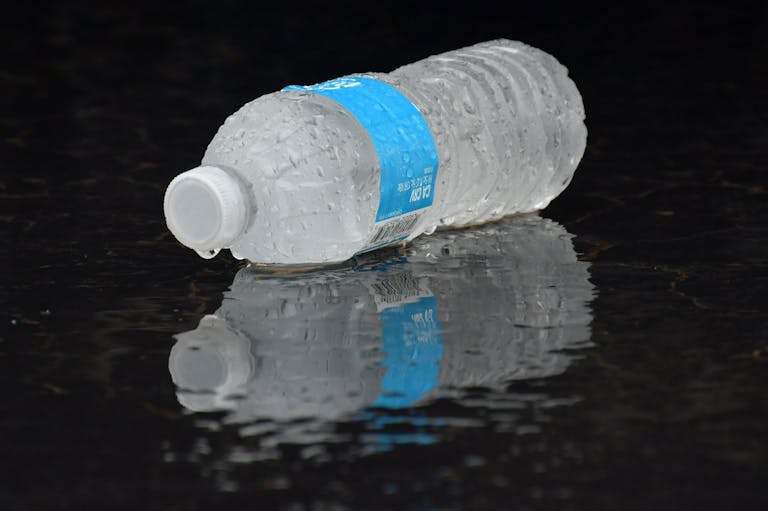 Eine eiskalte Flasche Wasser. Eine eiskalte Flasche Wasser.