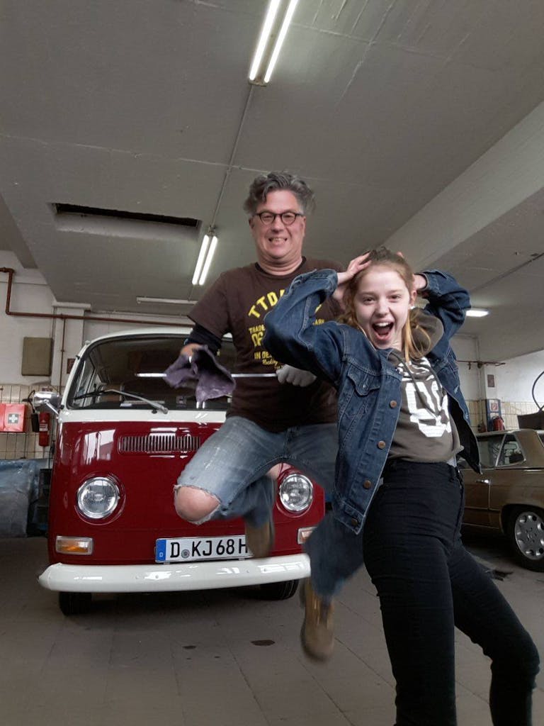 Klaus und seine Tochter vor dem VW T2a