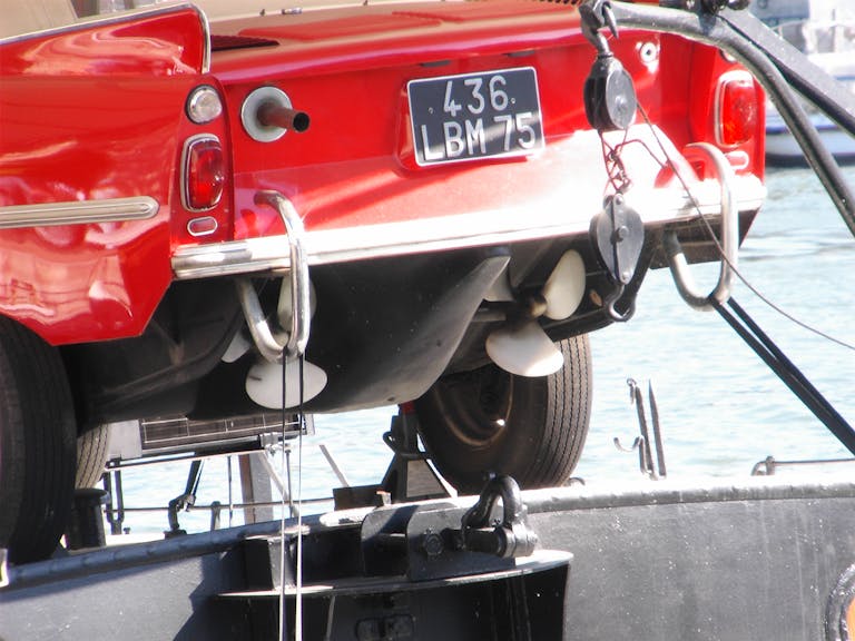Rückseite eines Amphicar: zwei Kunststoffschrauben