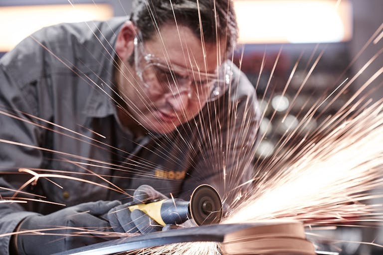 Rhodius Mann flext, Funken sprühen Rhodius Mann flext, Funken sprühen