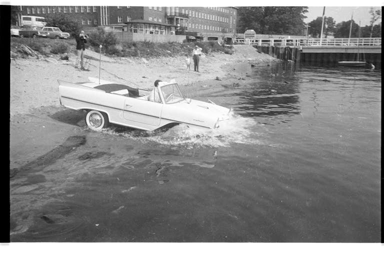 Schwimmtauto beim Einfahren in Wasser Schwimmtauto beim Einfahren in Wasser