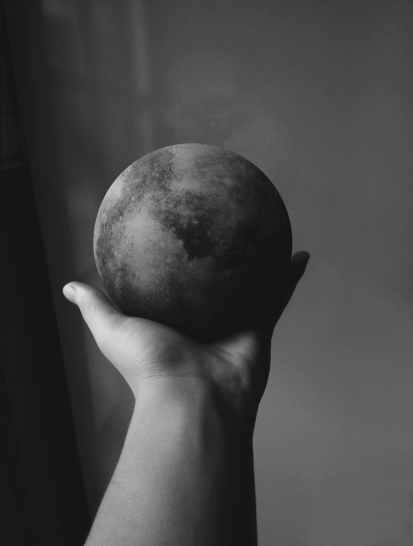 Eine ausgestreckte Hand, die eine Kugel in der Handfläche hält.