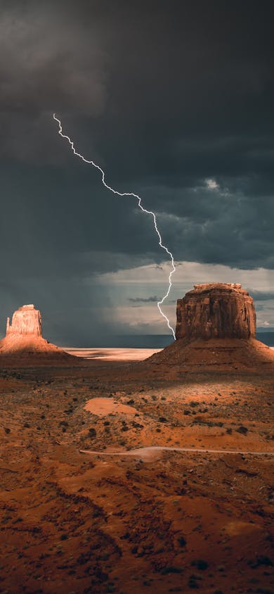 Blitzeinschlag und dunkler Himmel in einer Steinwüste