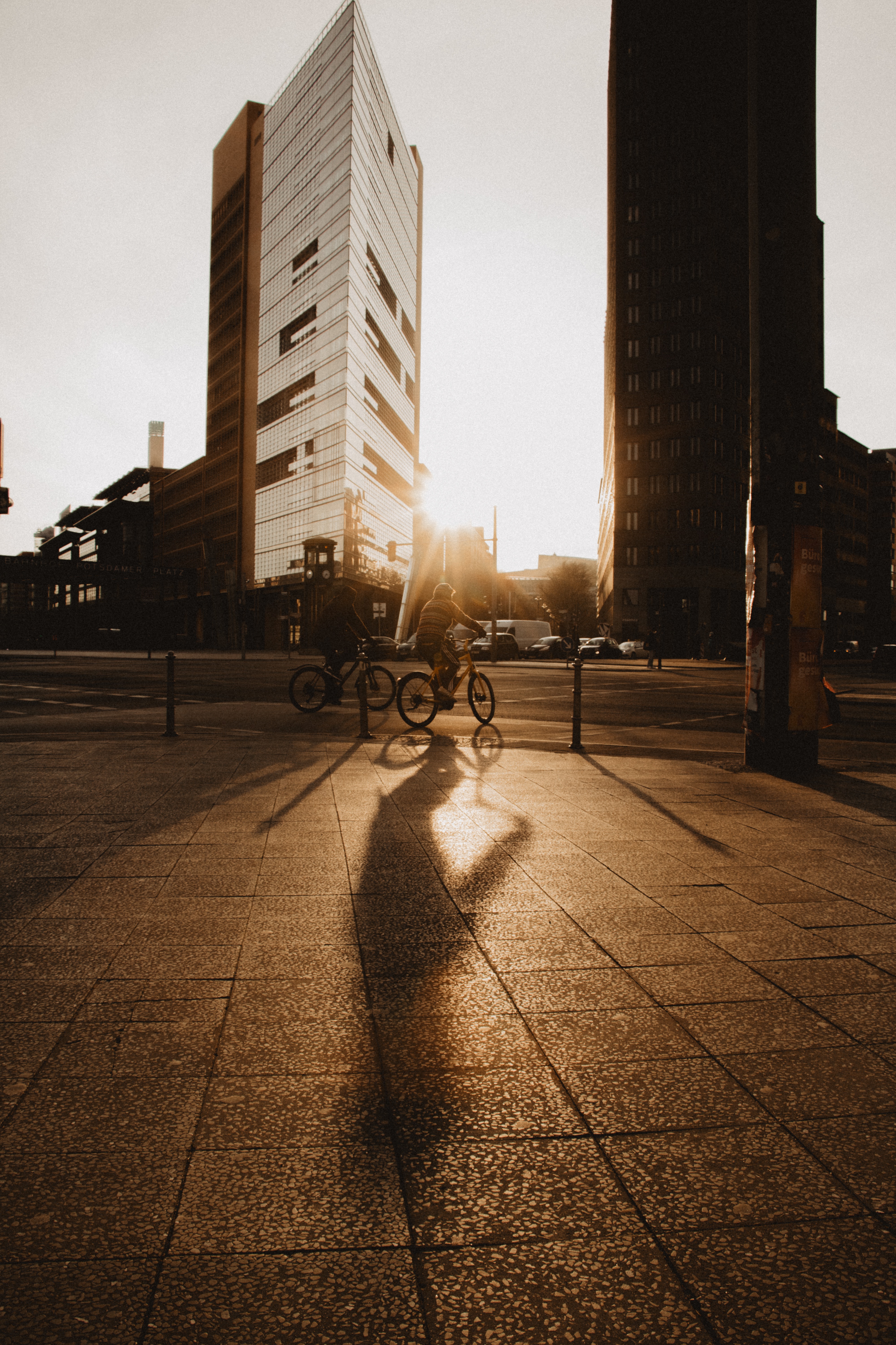Hochhaus und Straße bei Sonnenuntergang.