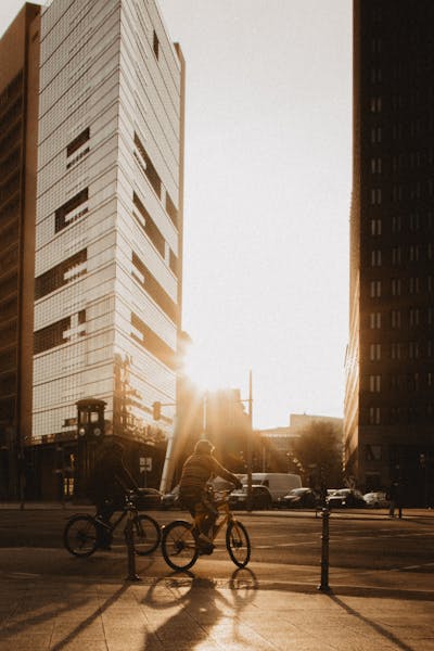 Hochhaus und Straße bei Sonnenuntergang