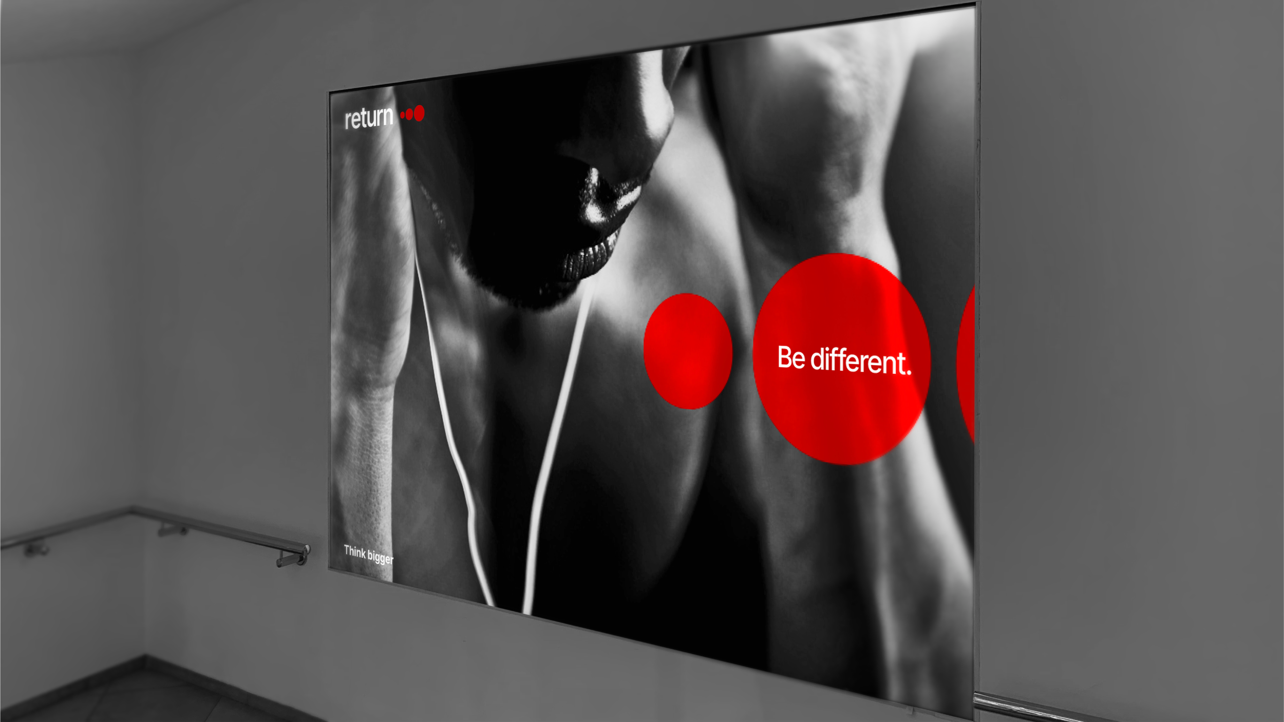 Werbebanner an einer Wand, auf dem Elemente der Return Homepage zu sehen sind.