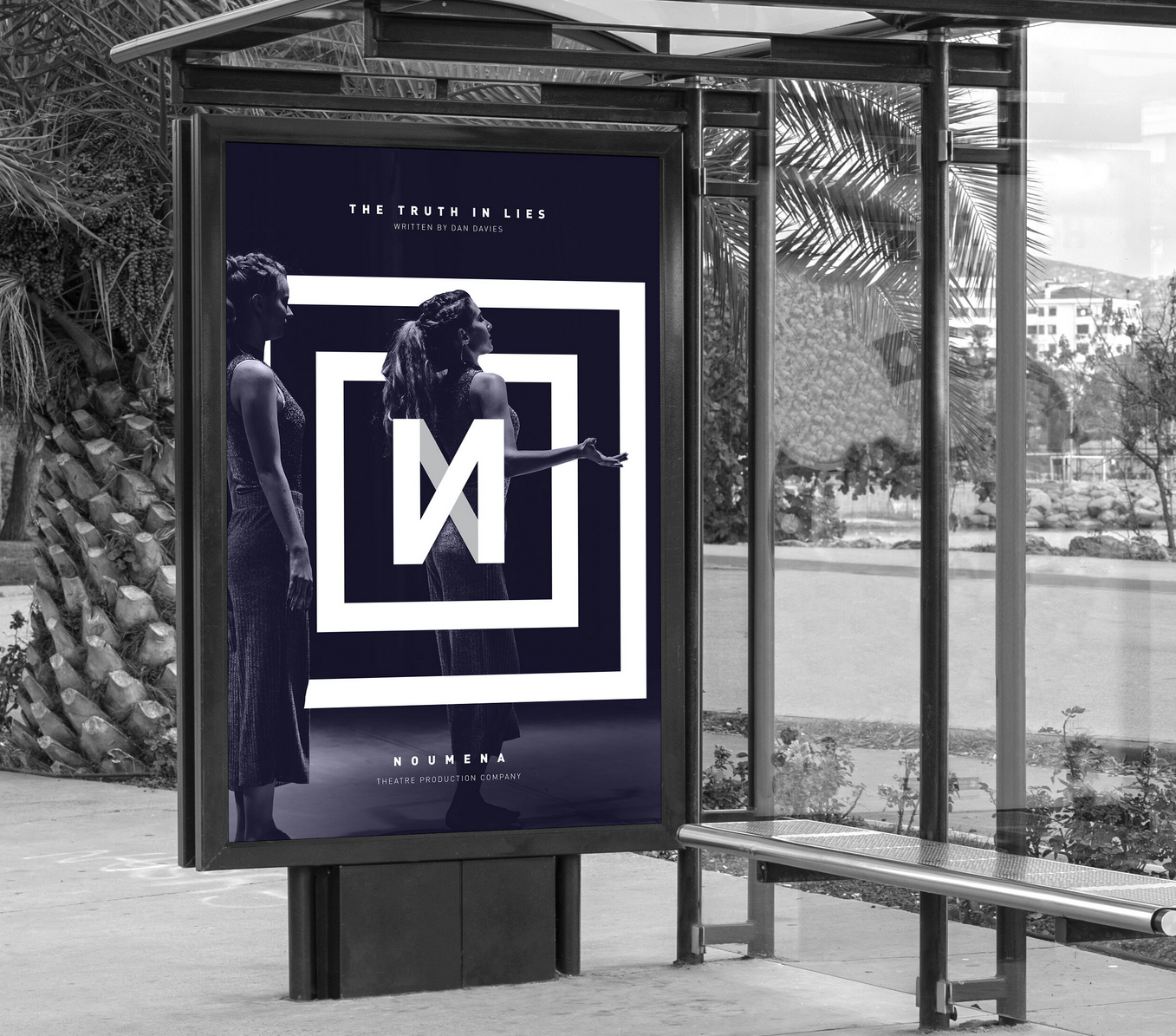 Bushaltestelle mit buntem Werbeplakat.