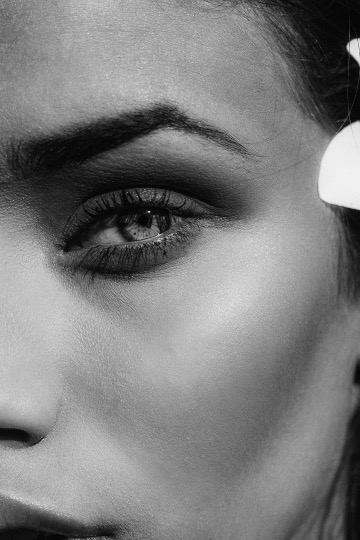 Schwarzweiße Nahaufnahme von einem Gesicht.