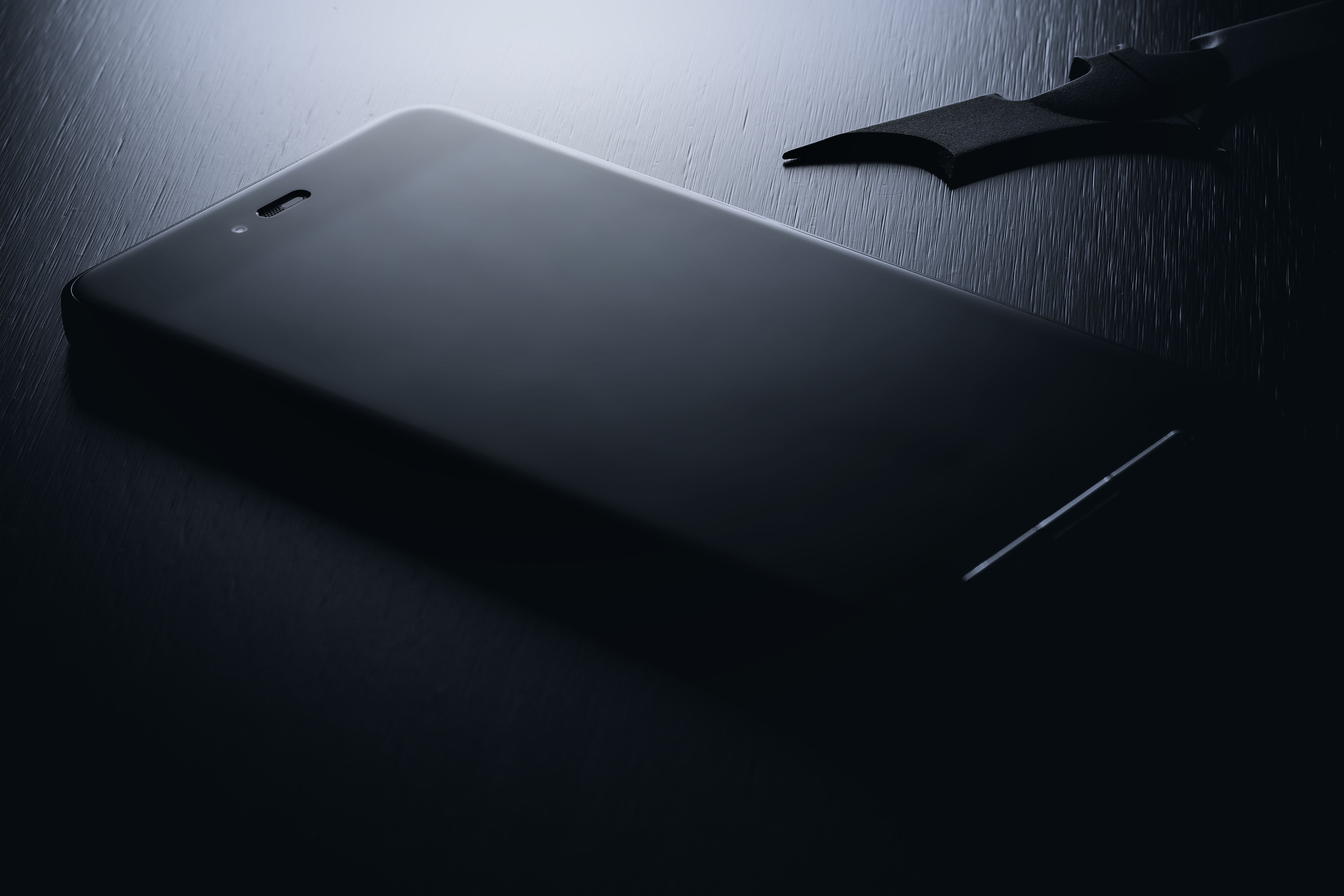 Ein Smartphone auf einem Tisch.