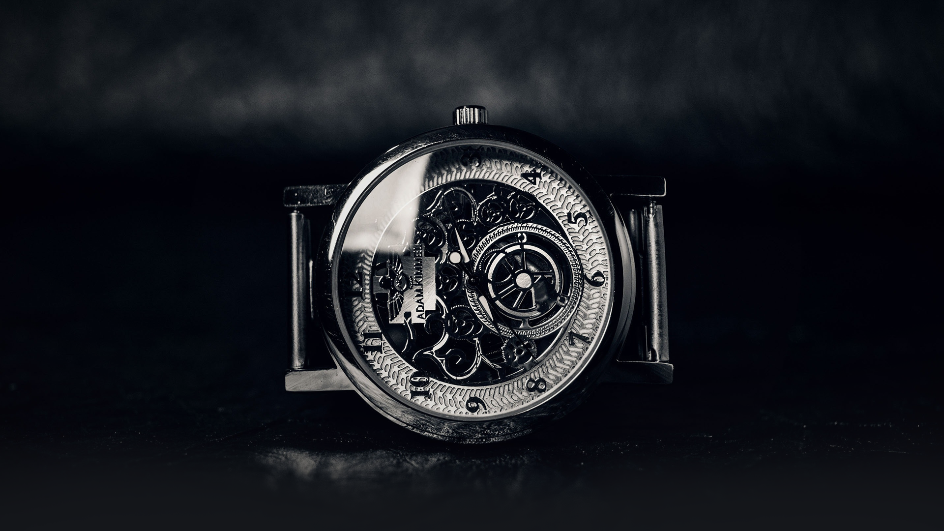 Analoge Armbanduhr mit sichtbarem Uhrwerk und Zahnrädern im Detail.