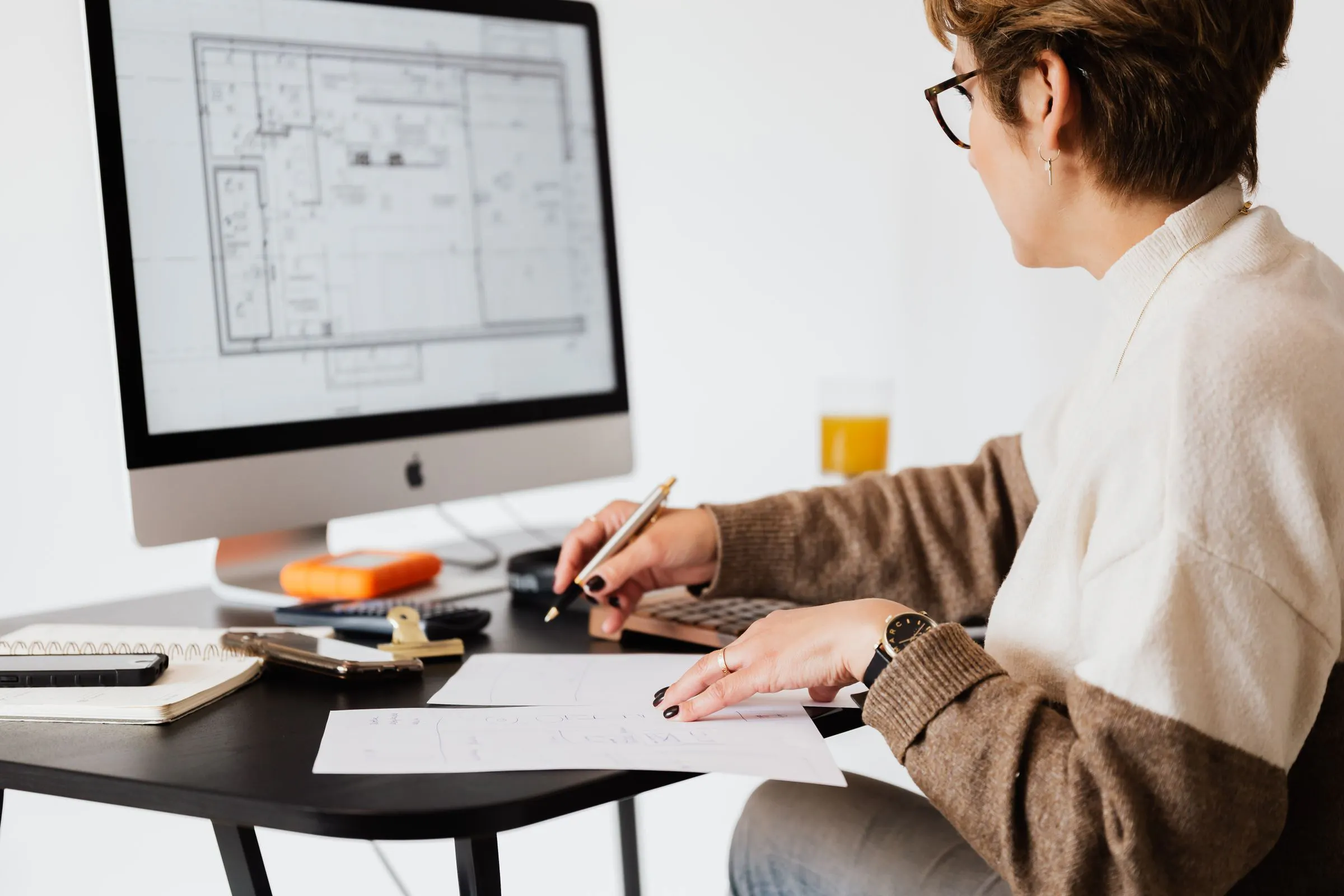 Separar o acesso de um cliente do outro é decisão de arquitetura, feita no papel antes do primeiro endpoint, não remendo aplicado depois que o dado já vazou.
