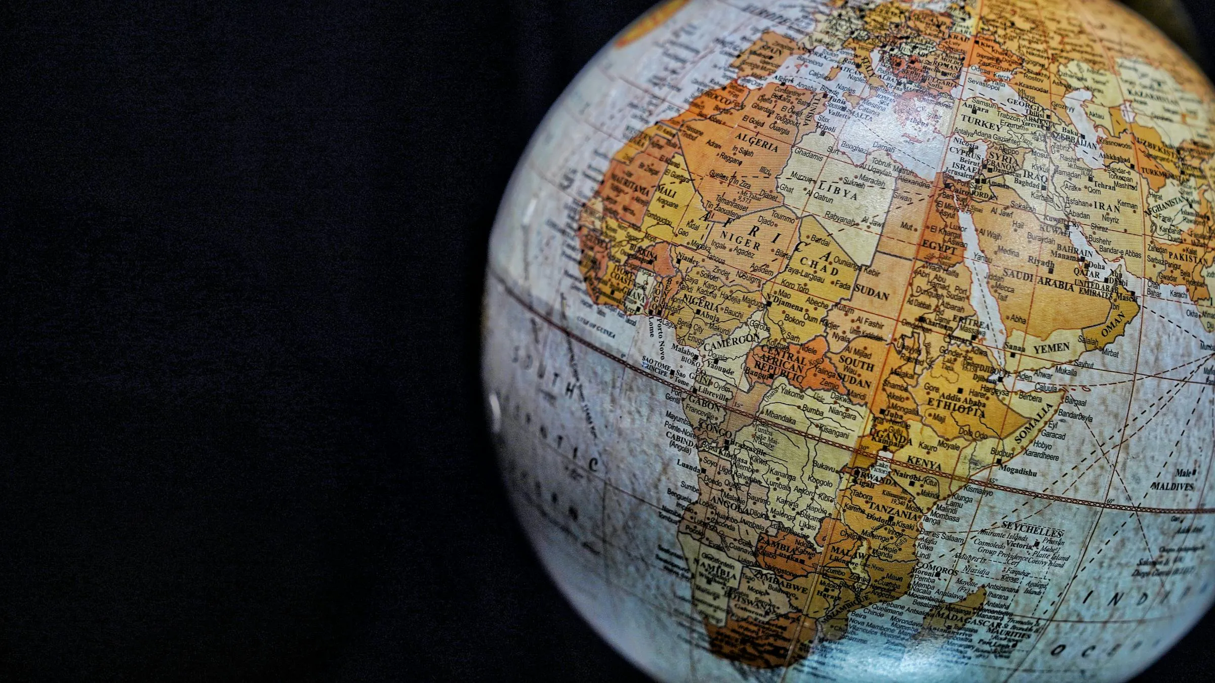 LATAM ganha em 4 das 6 dimensões — fuso, custo, inglês operacional, senioridade disponível