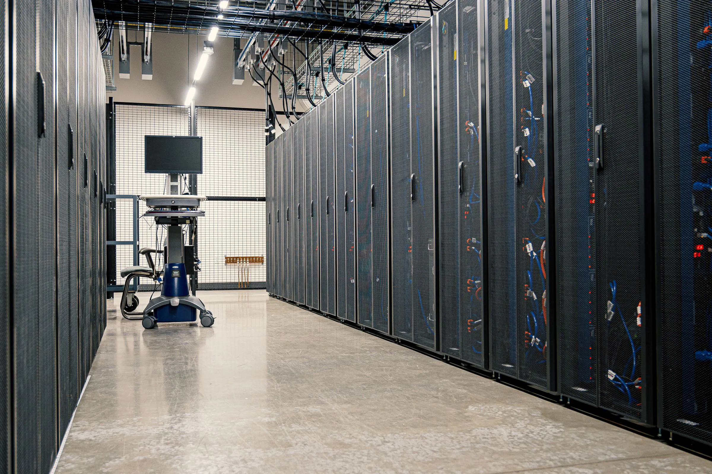 Corredor de data center: na maioria das vezes o problema não está aqui, e sim em como o código pede os dados.