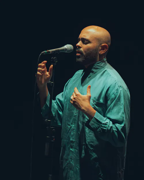 Abdullah Miniawy singing
