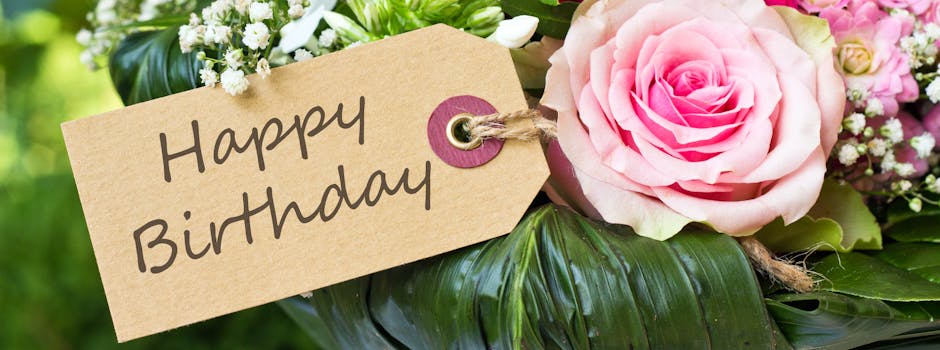 Sie gratulieren mit Blumen! Bestellen Sie einen schönen Geburtstagsstrauß und lassen Sie ihn mit Regionsflorist ausliefern. Blumen verschicken mit einer Geburtstagskarte für Sie banner. 