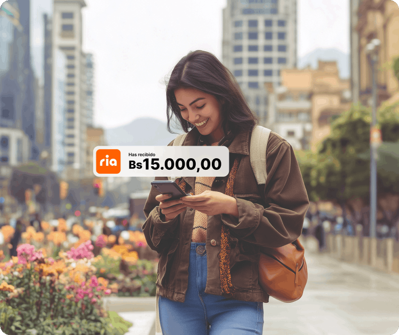 A happy Ria customer sending money to Pago Móvil