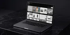 Laptop op een zwart marmeren blad met het Giesbers Studio-platform open: een overzicht van gegenereerde beelden