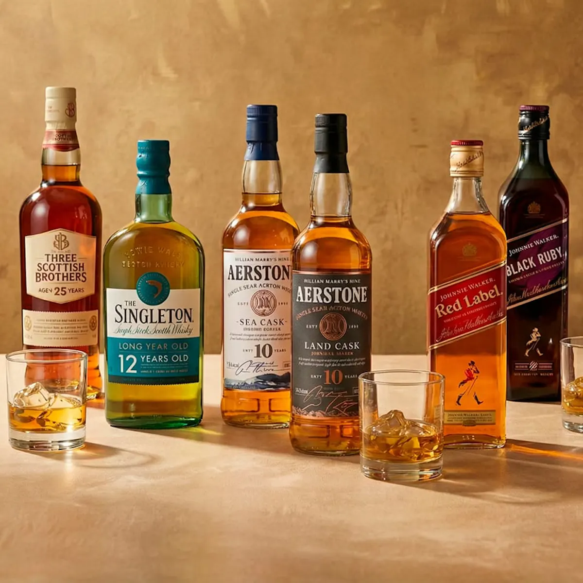 Whiskyflessen en glazen tegen een warme, gouden achtergrond (AI-beeld)