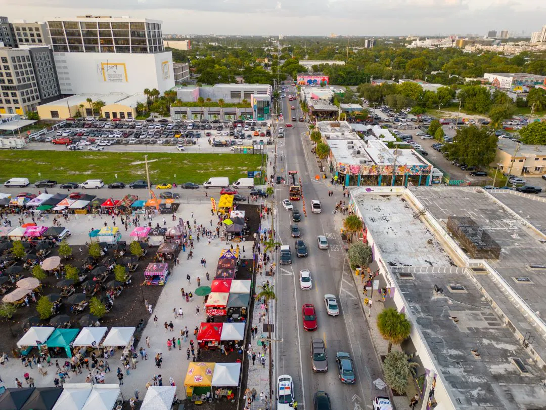 Foto aérea de la escena del fin de semana de Miami Art Basel Wynwood en diciembre Eventos festivales de Miami