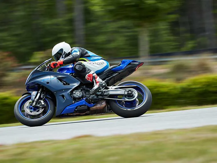 vlogueiro de motocicleta no YouTube andando em uma moto Yamaha.