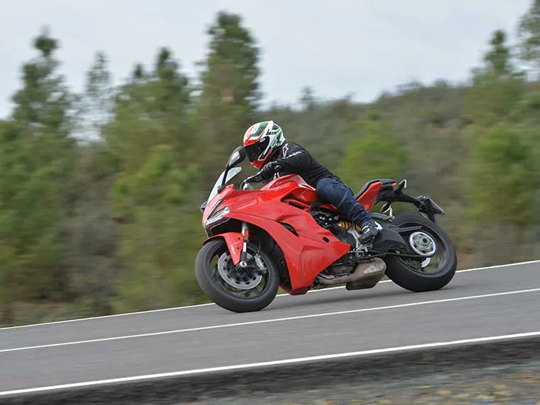 Homem andando de moto de aluguel Ducati.