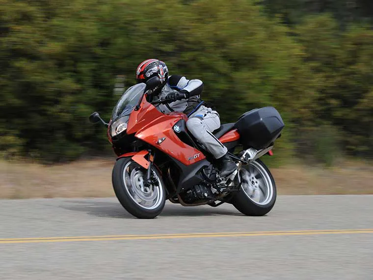 Motocicleta BMW alquilada siendo conducida en Texas.