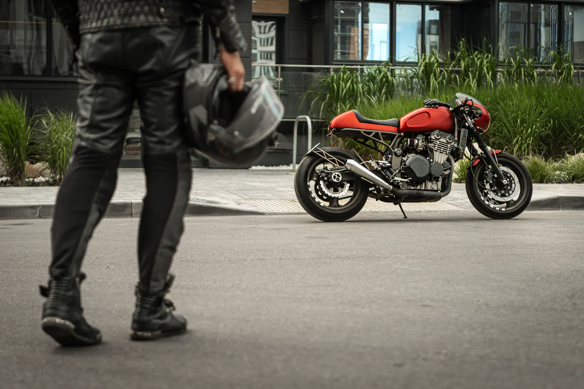 Bild eines Motorradfahrers und seines geparkten Motorrades - Quizergebnis zum besten ersten Motorradtyp, Cruiser vs Sportbike für Anfänger