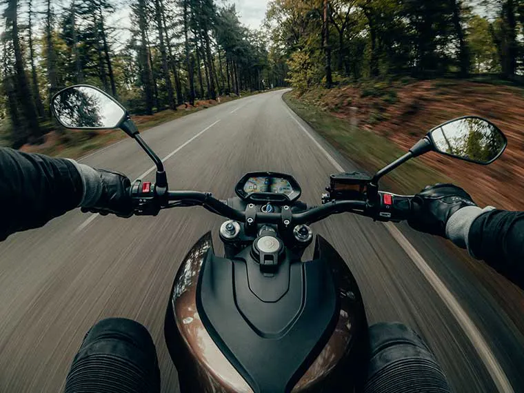 imagen de un motociclista que alquila una motocicleta eléctrica de Riders Share cerca de Boston