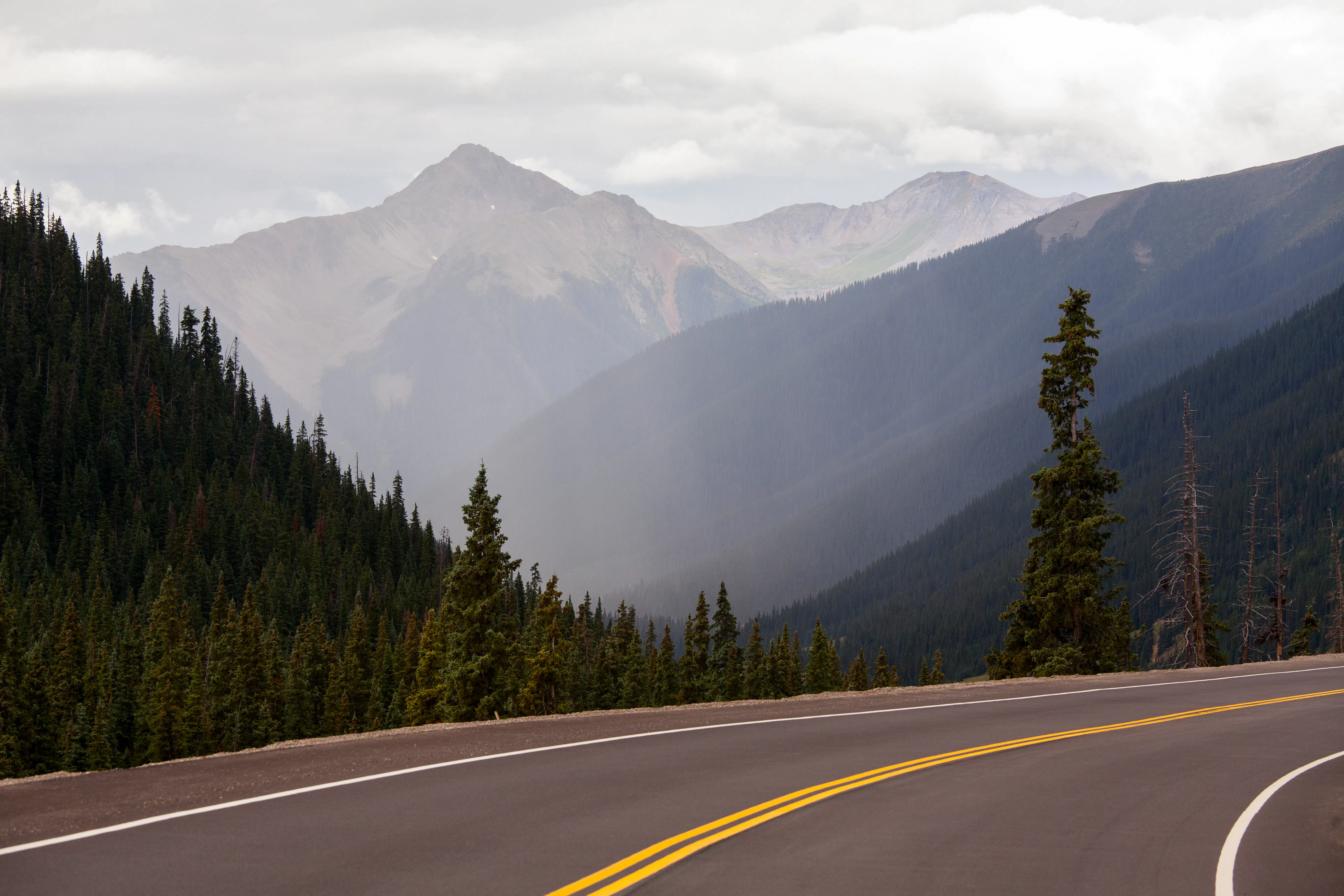 Viajando en un camino bien mantenido de Colorado que atraviesa las montañas
