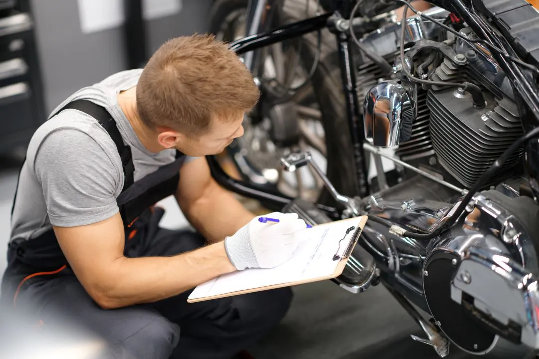 mecânico de motocicleta fazendo lista de verificação de manutenção de motocicleta guia de checklist da sua motocicleta