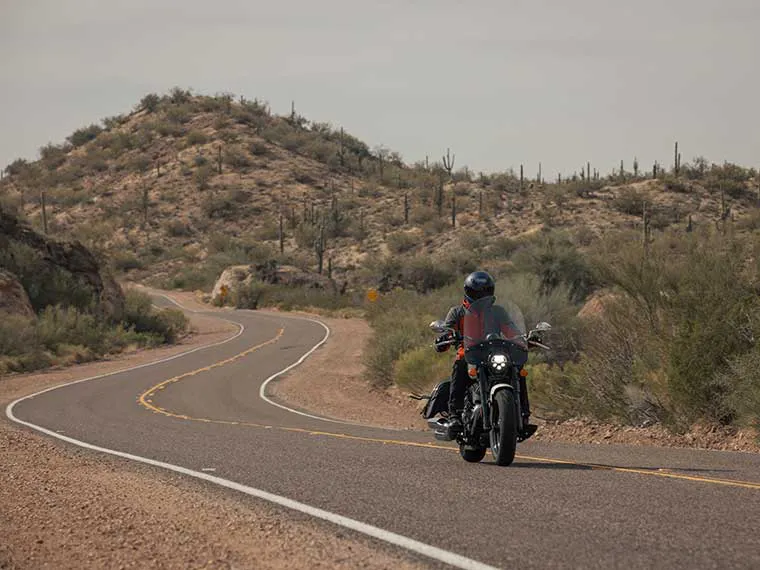 Indian Motorcycle sendo pilotada perto de Scottsdale, Arizona.