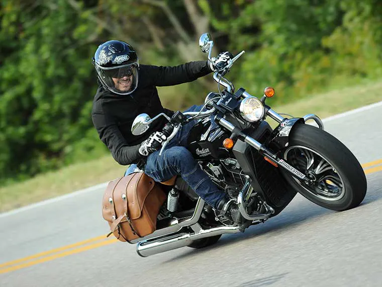 Homem andando por Miami em uma Indian Motorcycle alugada.