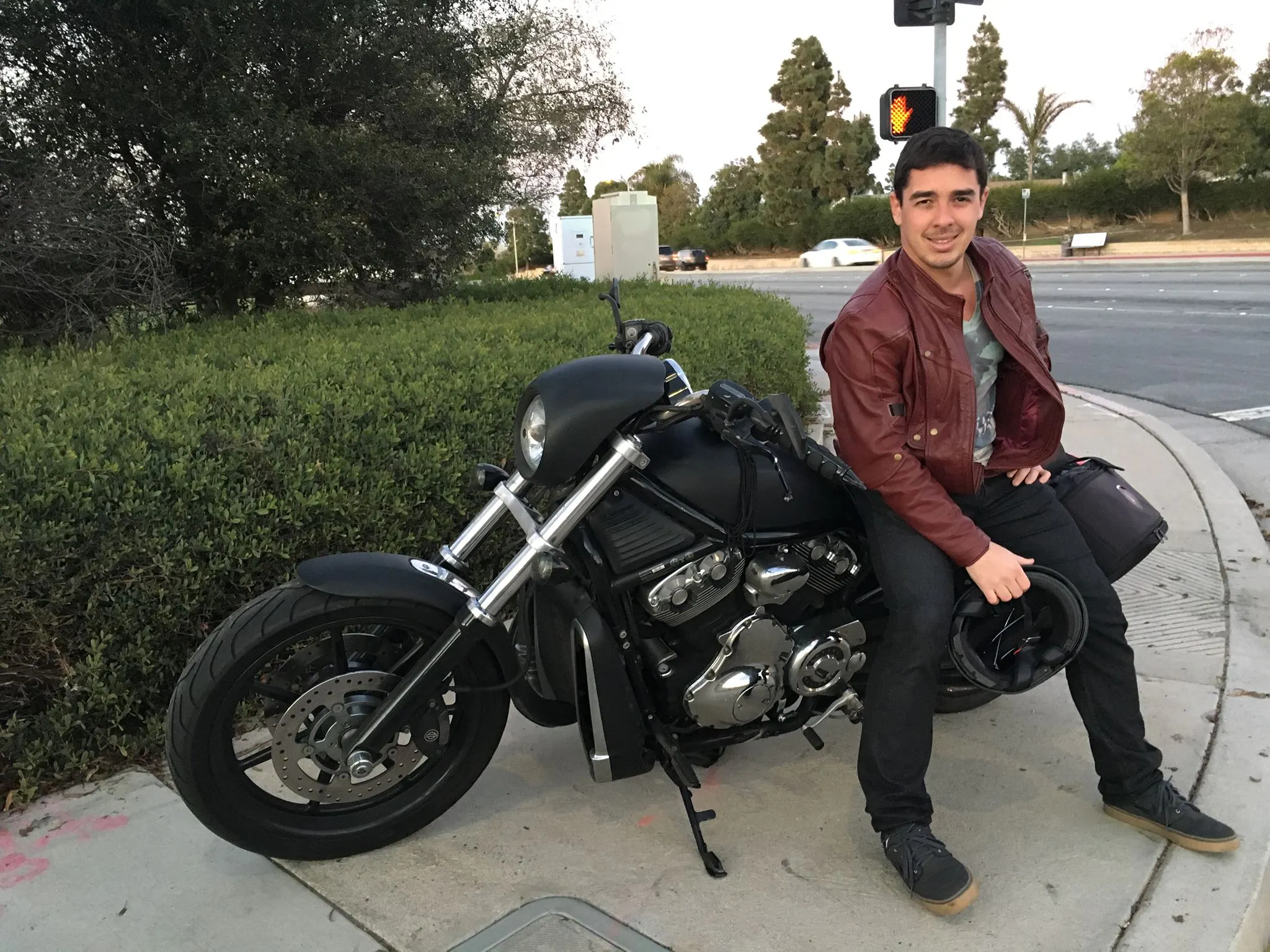 Comprei um V-Rod para colocar na Riders Share. Aqui, meu carro ficou parado com luz de verificação de motor acesa, o que arruinou completamente meu encontro (ela está tirando a foto)