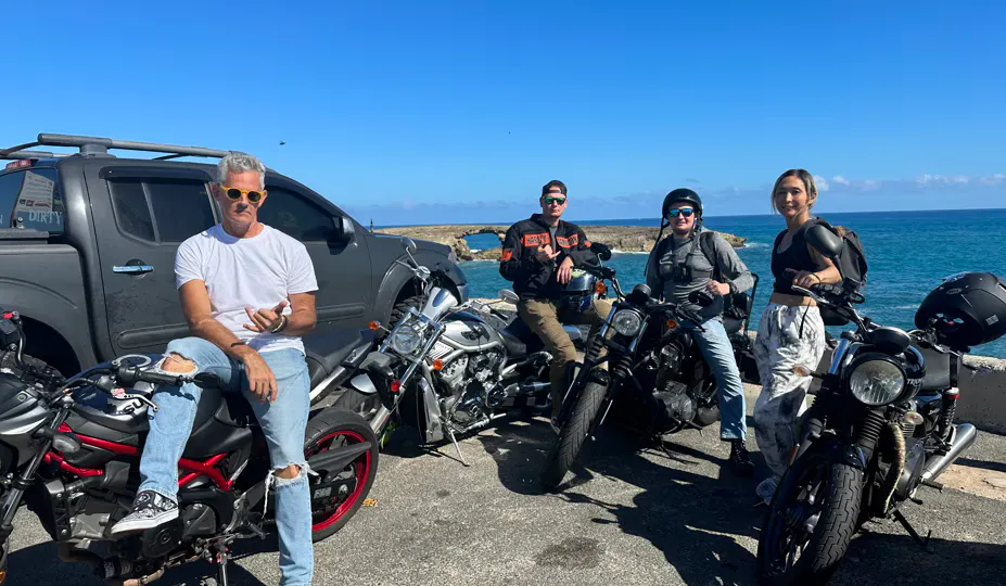 rotas de motocicleta em Honolulu; o grupo faz um passeio de moto junto com Riders Share