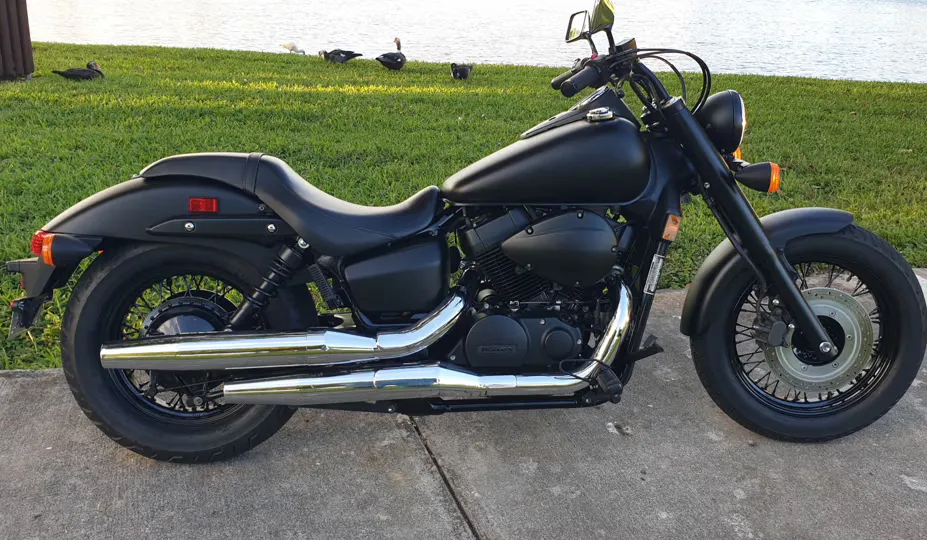 Aluguel de motocicleta Honda Shadow Phantom Cruiser na Riders Share, uma empresa de aluguel de motocicletas entre pares.