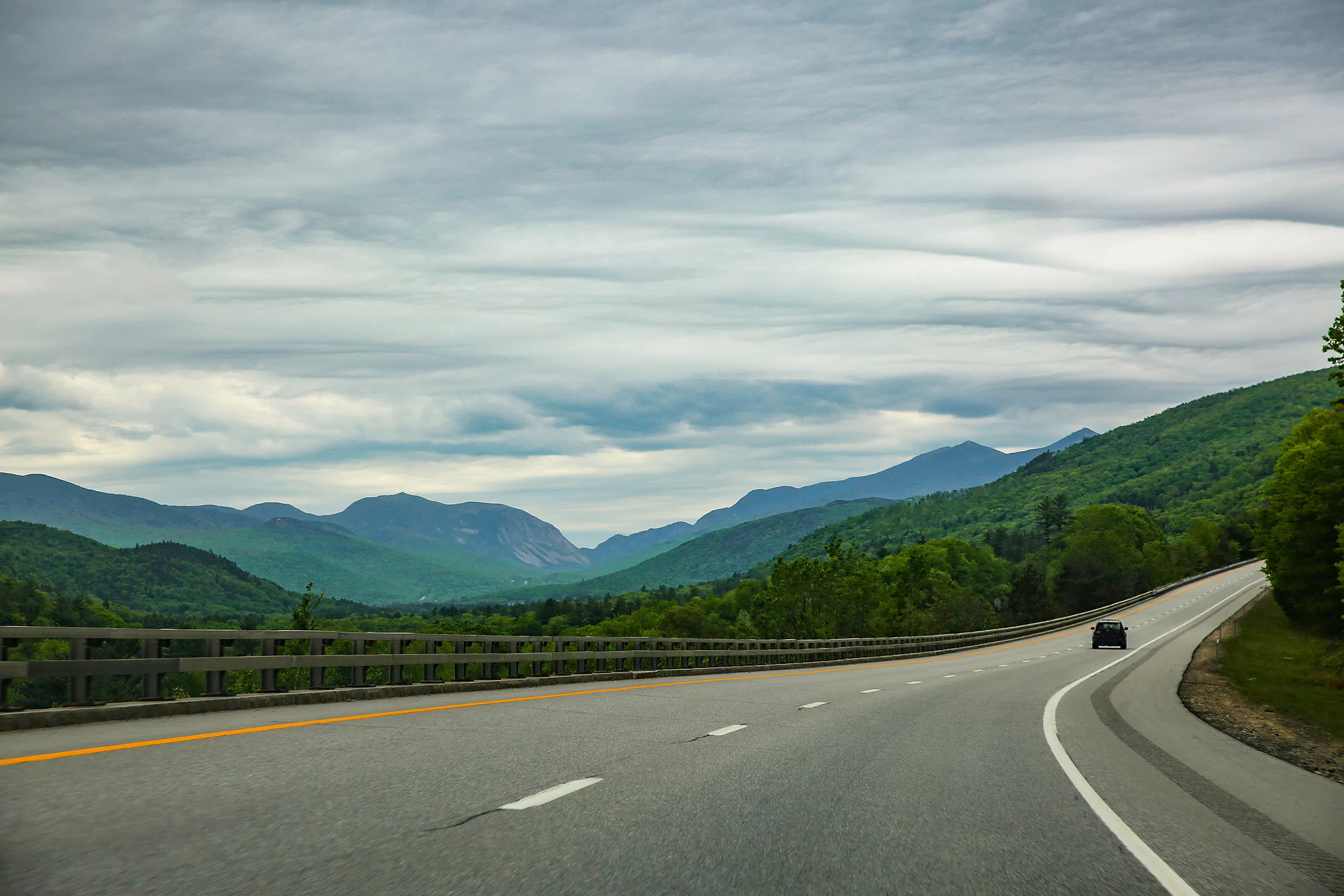 Recorriendo las montañas por una carretera bien mantenida de Vermont