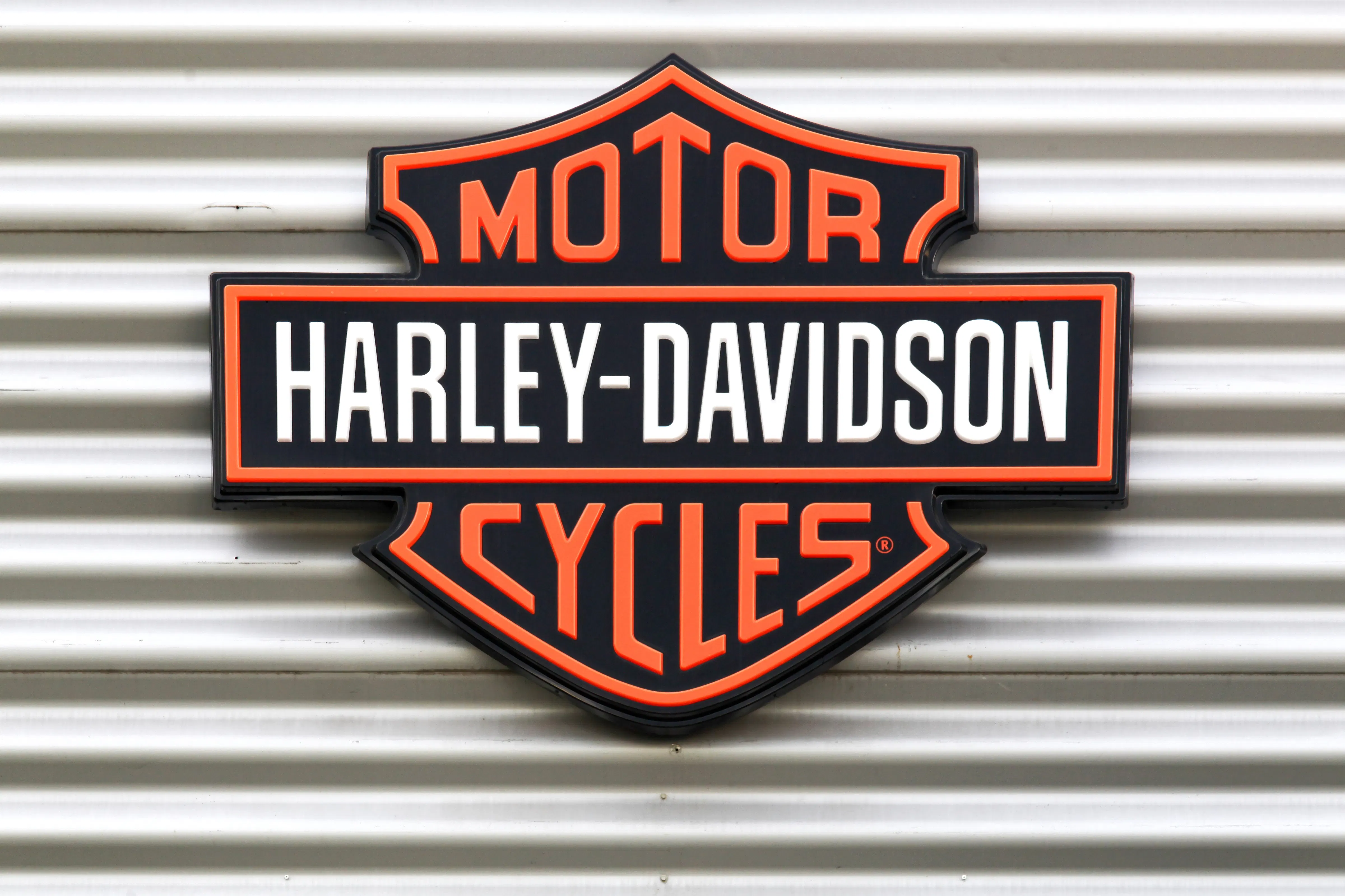 logo Harley Davidson em uma parede de metal - explore aluguéis harley no Riders Share