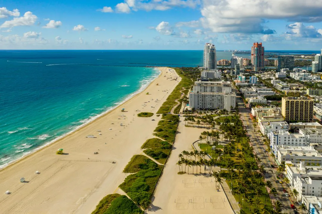 Foto aérea de la playa de Miami mejor época para viajar a Miami