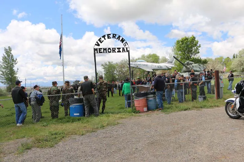 Aproveite a autoridade visitadora do memorial dos veteranos e os jogos de bicicleta e comida