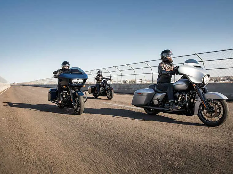 Motociclistas fazendo um passeio por todo o país.