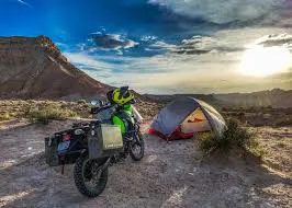 acampamento para motocicleta overland, campistas