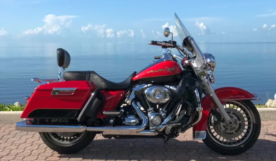 Aluguel de motocicleta Harley Davidson Road King na Riders Share, uma empresa de aluguel de motocicletas P2P.