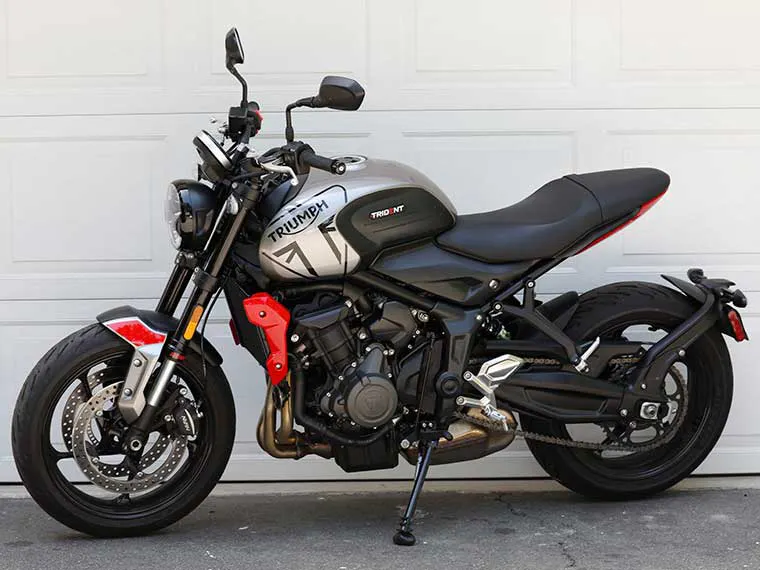Motocicleta Triumph Trident nua.