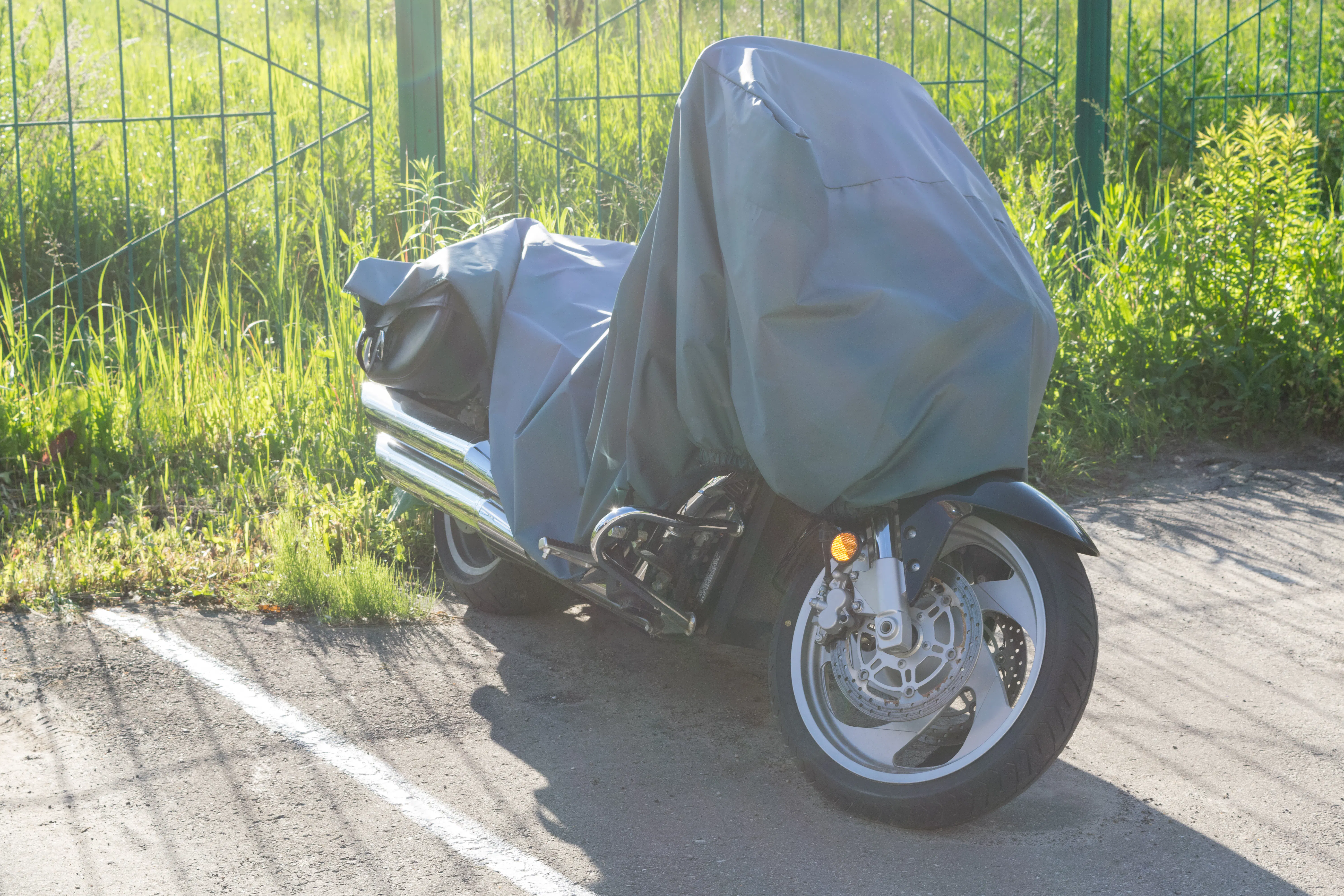 motocicleta coberta e empoeirada — devo vender minha motocicleta?