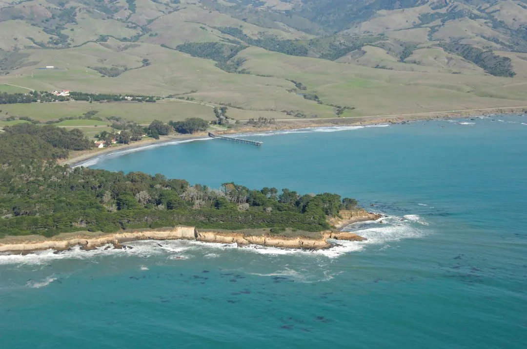 foto da Baía de Âncora em San Simeon, CA - Cais de San Simeon