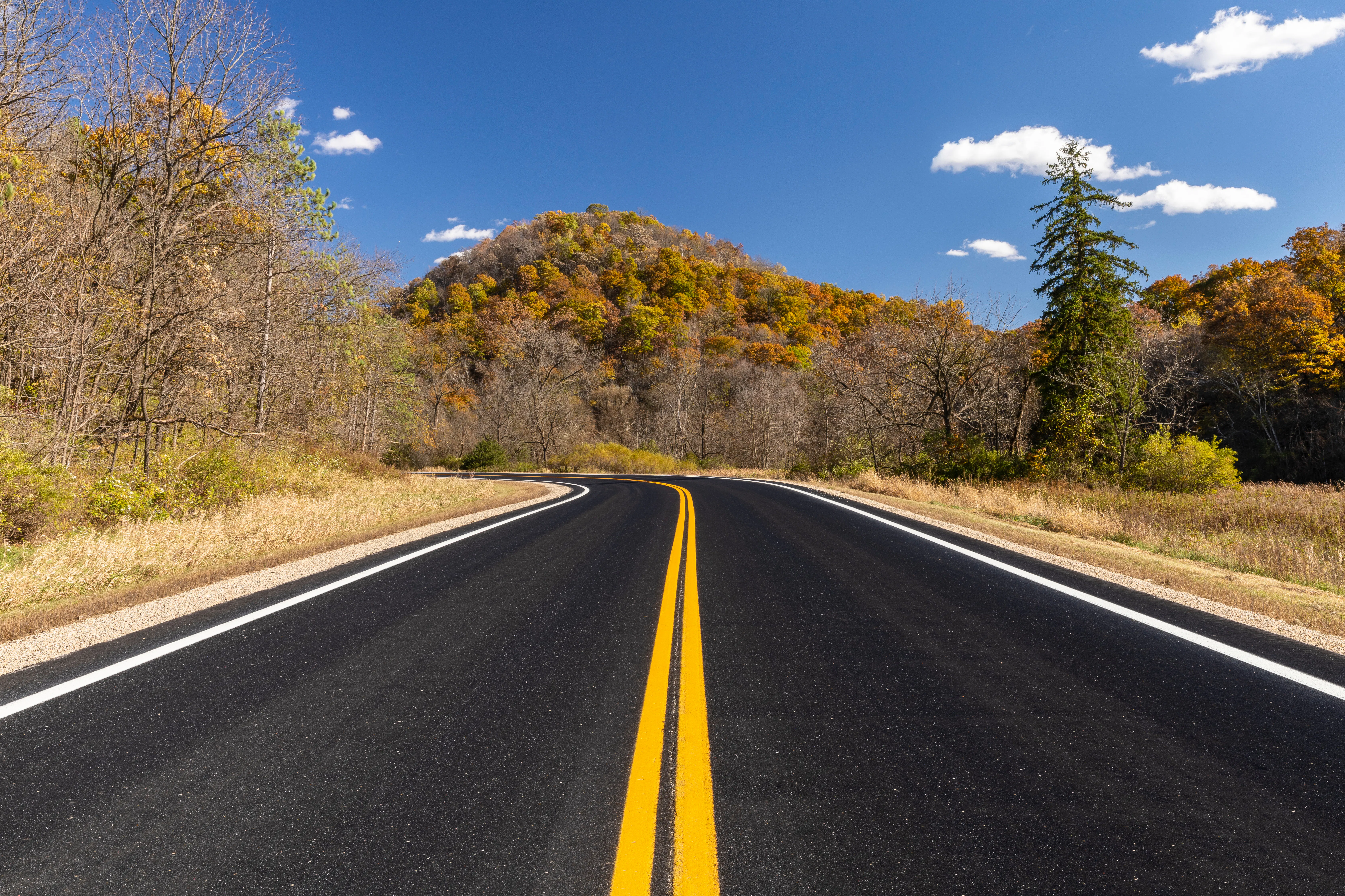 Recorrer una ruta panorámica por Minnesota en un camino bien mantenido en un hermoso día de otoño
