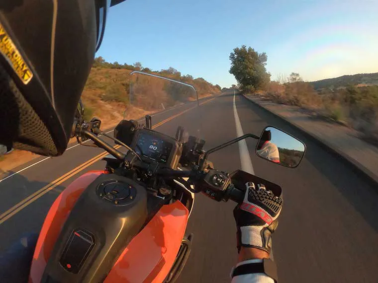 aprenda como transferir o título da sua motocicleta com Riders Share, uma empresa de aluguel de motocicletas ponto a ponto (peer-to-peer).