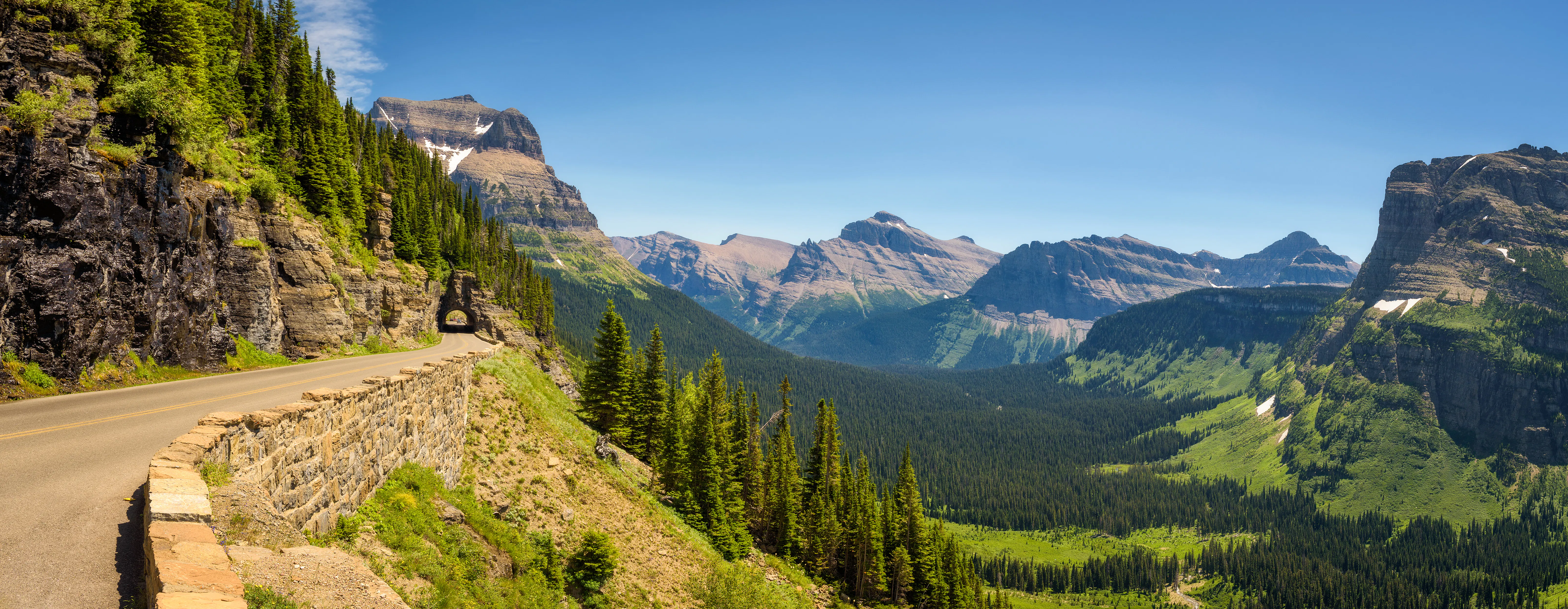 Viaje en coche por la carretera Sun Road con vistas panorámicas del Parque Nacional Glacier en Montana